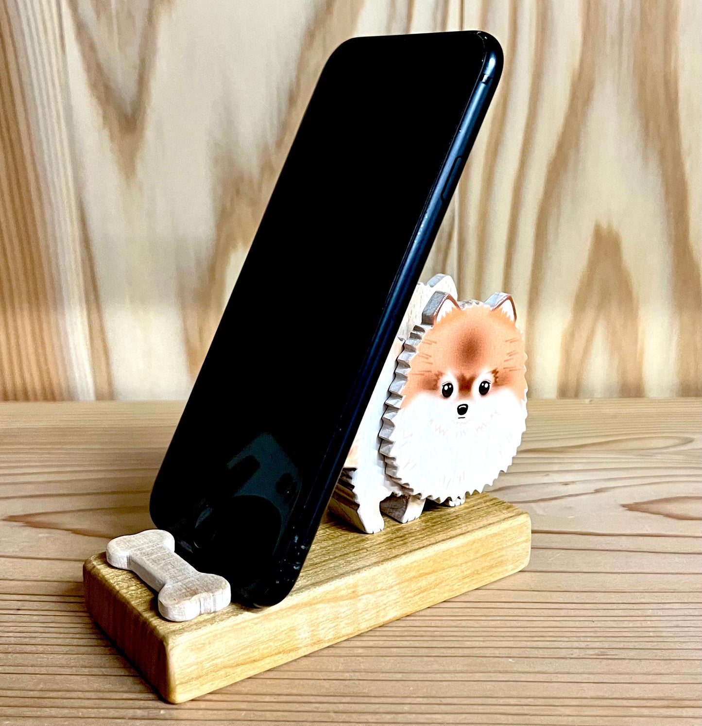 ポメラニアンのスマホスタンド【君は放物線を見たか?】