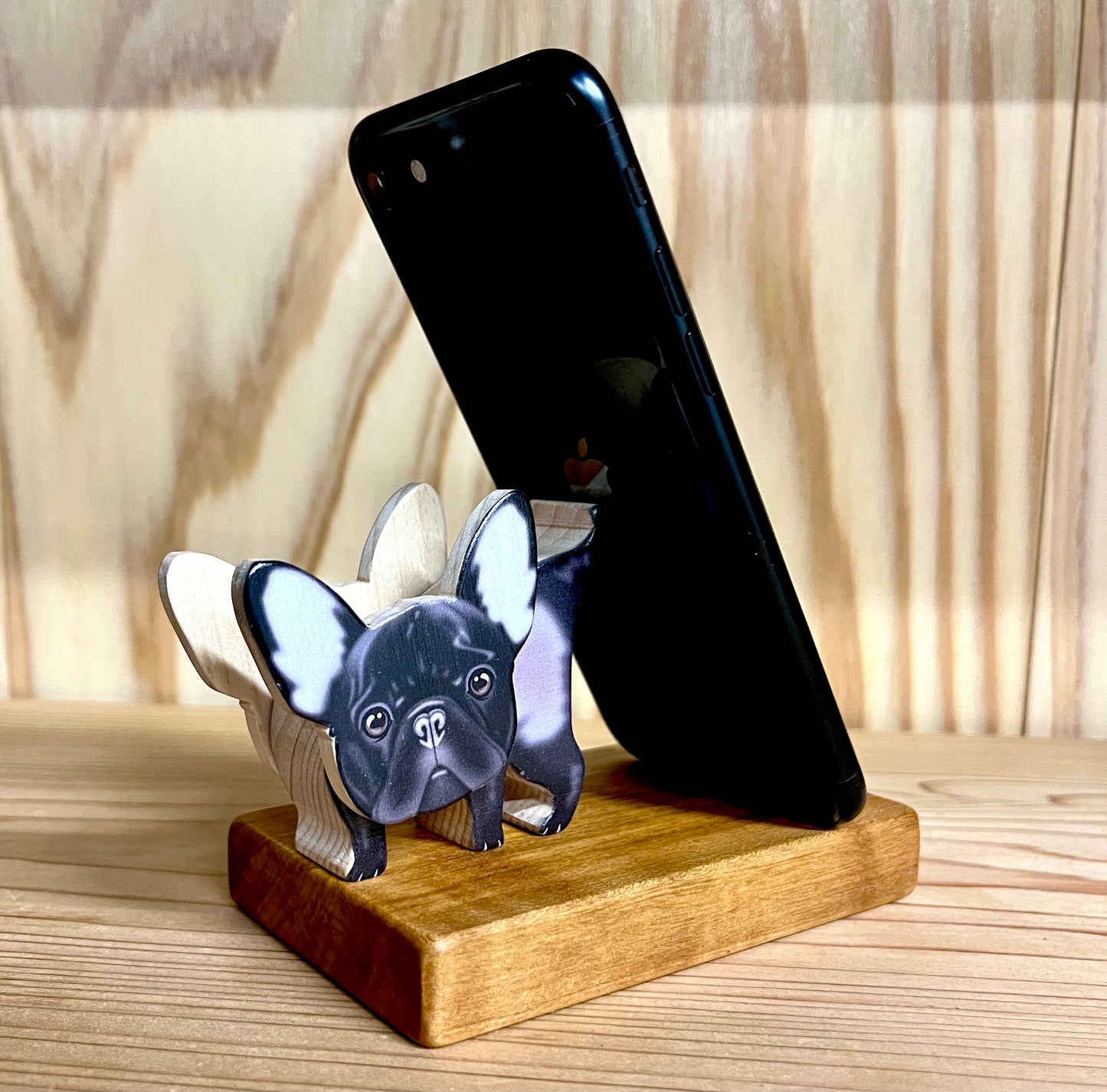 フレンチブルドッグ(ブリンドル)のスマホスタンド【君は放物線を見たか?】