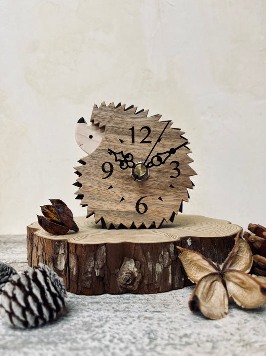 ハリネズミの置き時計（クルミ）