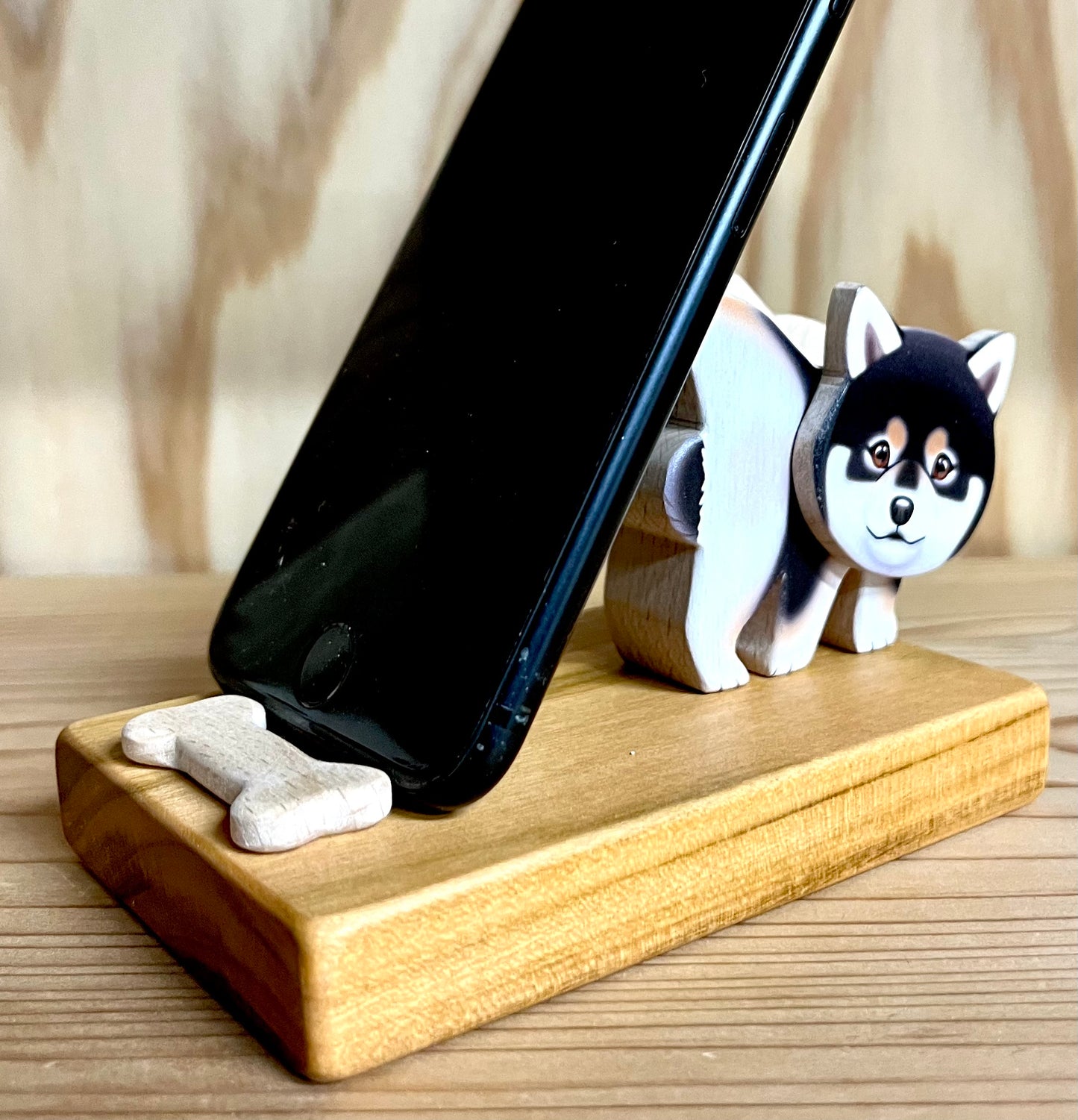 黒柴のスマホスタンド【君は放物線を見たか？】 (コピー)